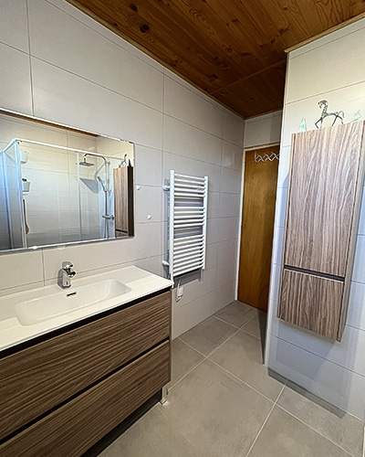 Rénovation d'une salle de bains contemporaine et chaleureuse en Bourgogne par Myotte et Cie (25) photo après