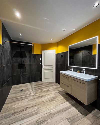 Rénovation d'une salle de bains colorée en Bourgogne par Myotte et Cie (25) photo après
