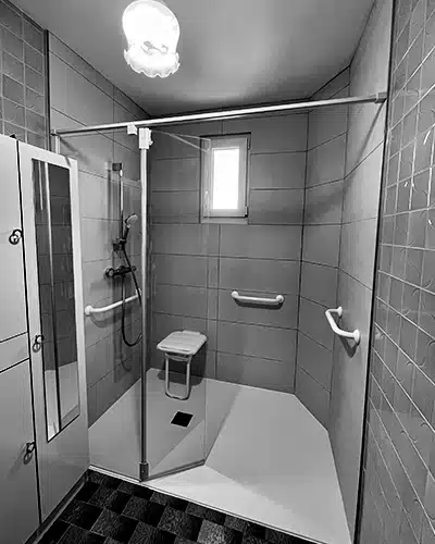 Remplacement d'une baignoire par une douche par Myotte dans le Doubs (25), photo après